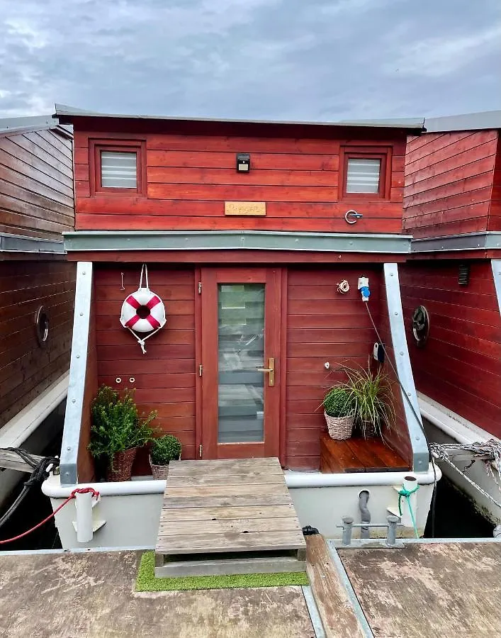 Houseboat Ginger Prague Hotel Hotel en barco