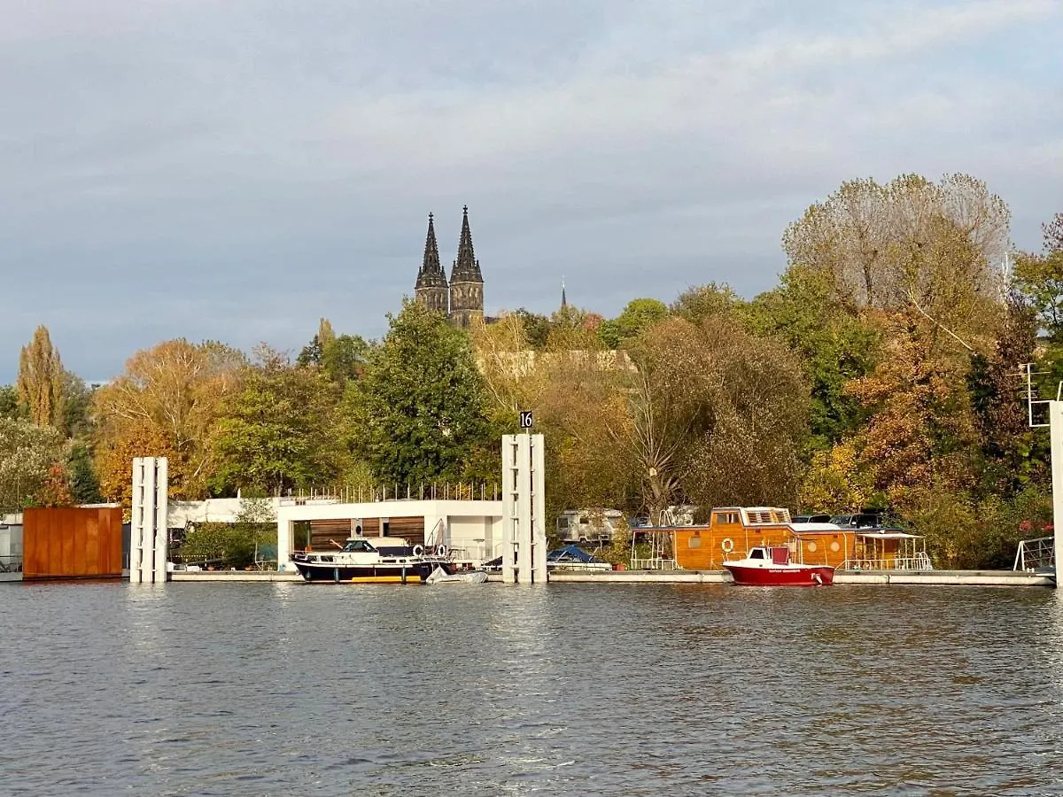 Houseboat Ginger Prague Hotel Hotel en barco