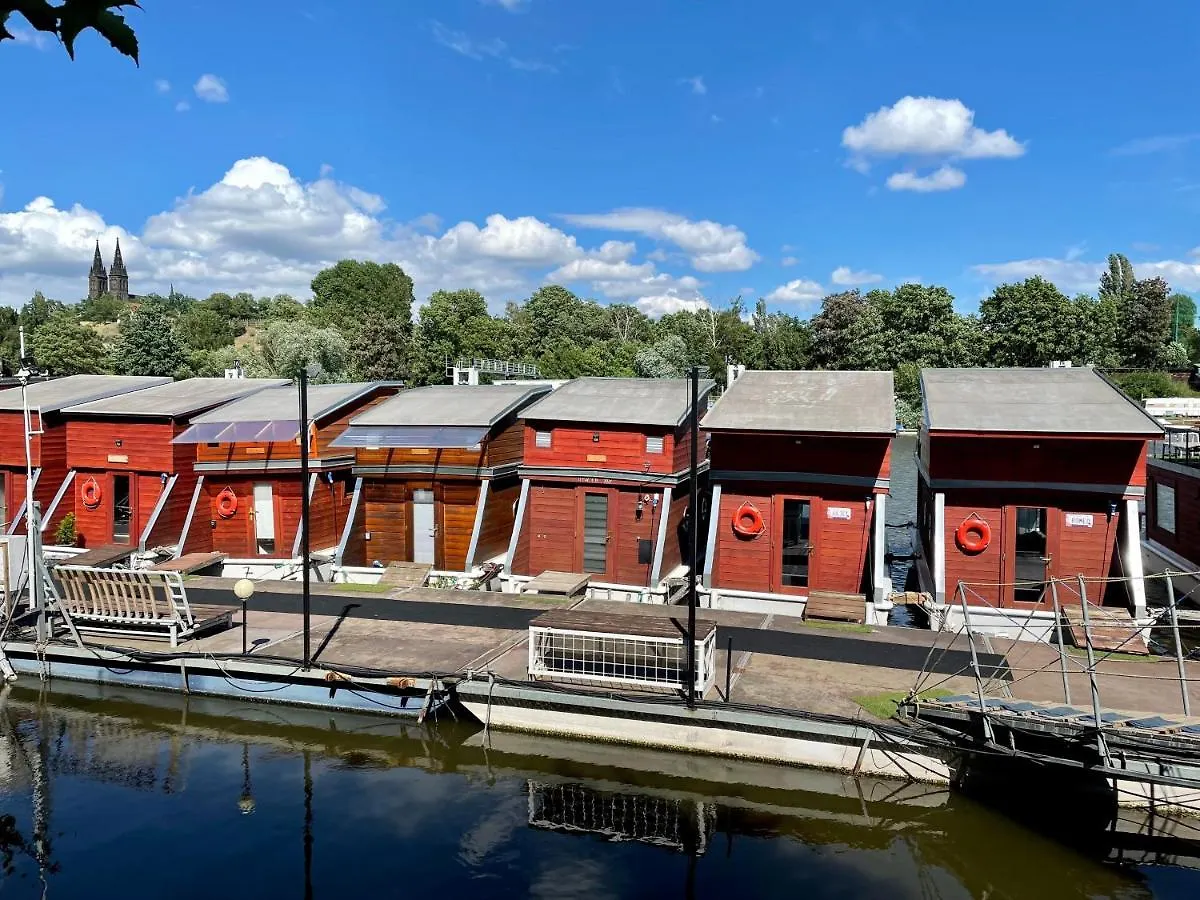 Houseboat Ginger Prague Hotel