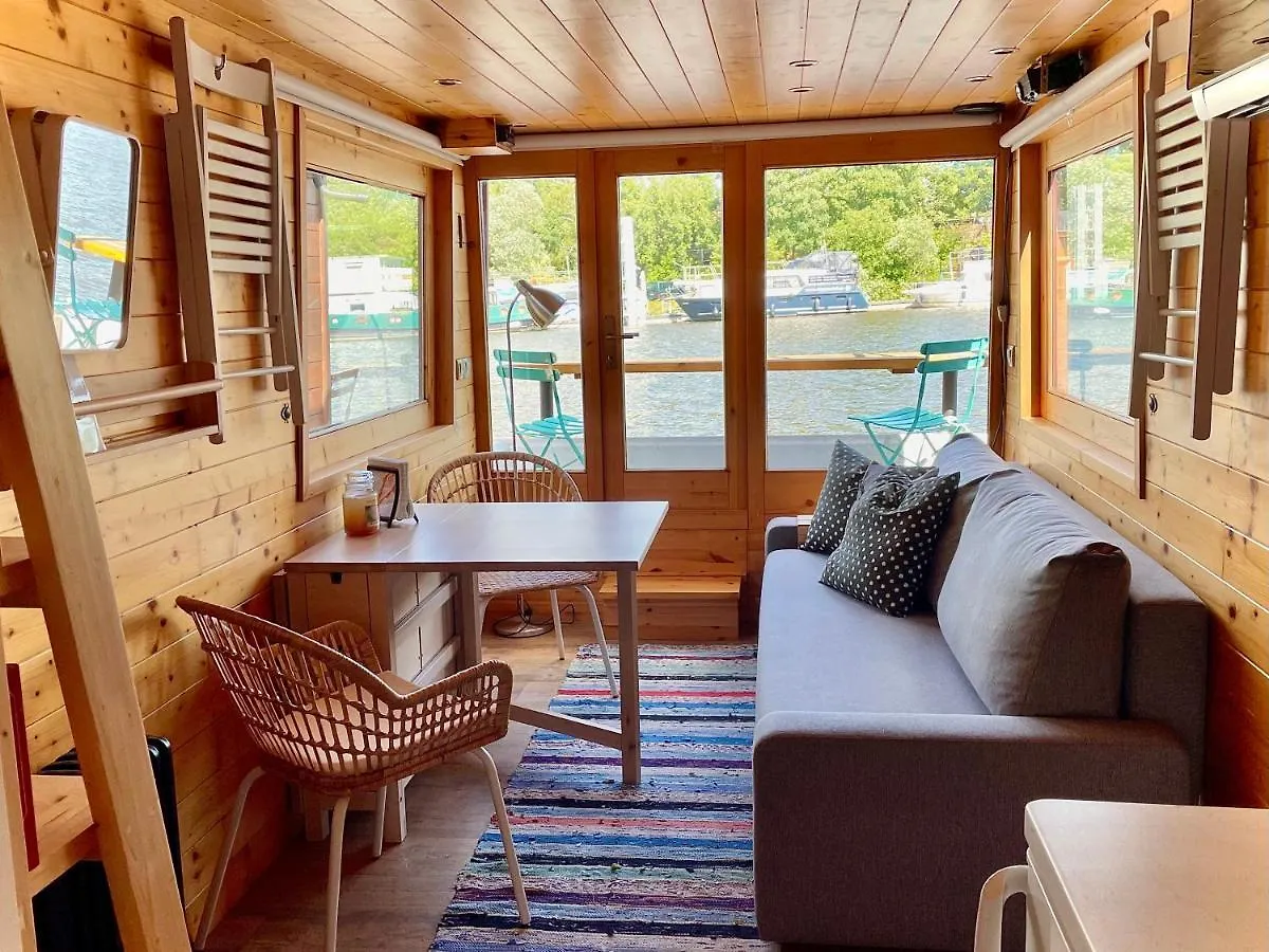 Houseboat Ginger Prague contacts
